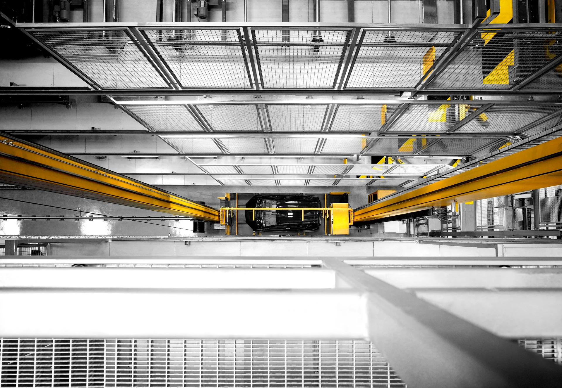 Produktionshalle mit Hallenkränen in der Automobilindustrie Produktionshalle der Automobilindustrie mit gelben Hallenkränen